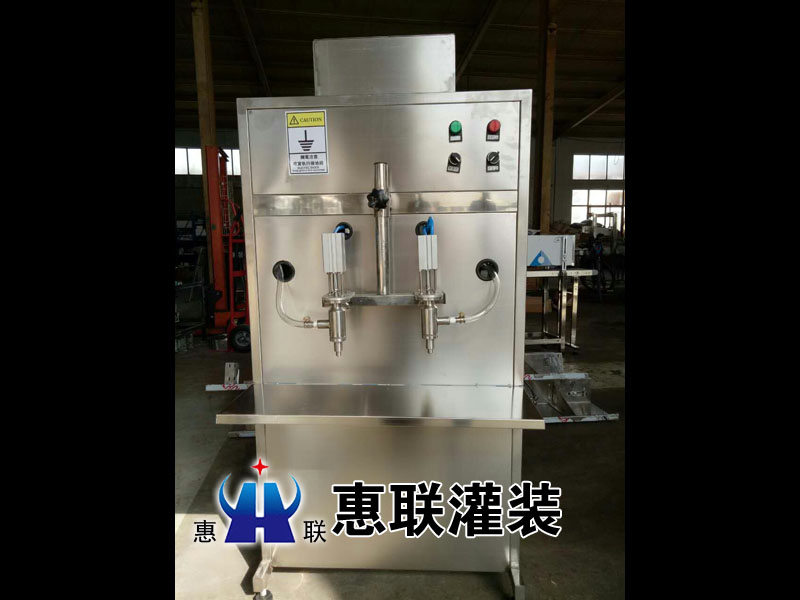 小型半自動(dòng)食用油灌裝機(jī) 小型半自動(dòng)食用油灌裝機(jī)