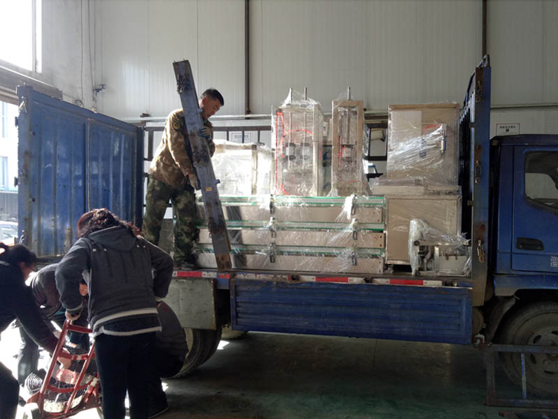 負壓液體灌裝機發(fā)貨現場