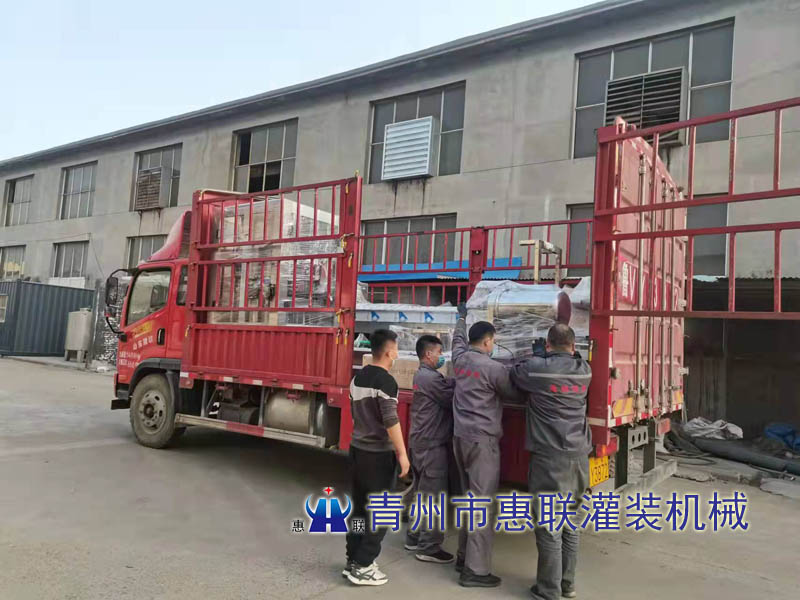 成套液體灌裝生產(chǎn)線廠家發(fā)貨現(xiàn)場